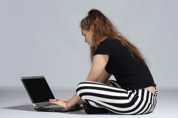 Teenager girl with laptop — Stock Photo, Image