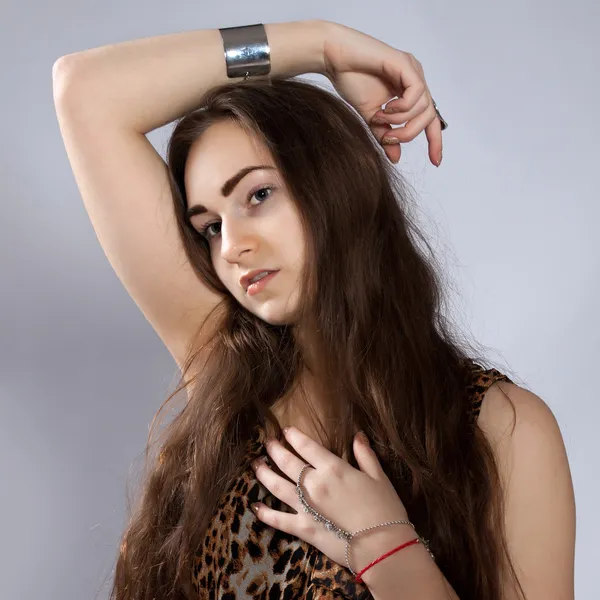 Leopar elbiseli uzun saçlı genç kız — Stok fotoğraf