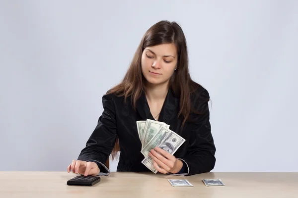 Young woman counts money — Stock Photo, Image