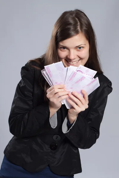 Młoda kobieta długo haired trzymając pieniądze — Zdjęcie stockowe