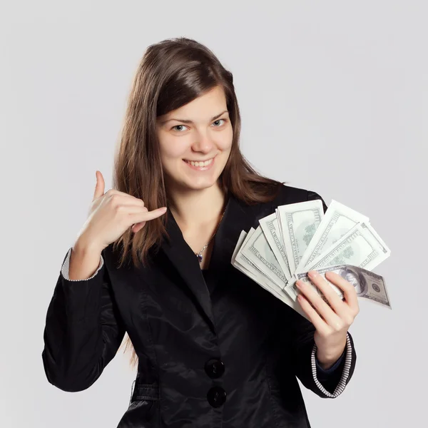 Młoda kobieta długo haired trzymając pieniądze — Zdjęcie stockowe