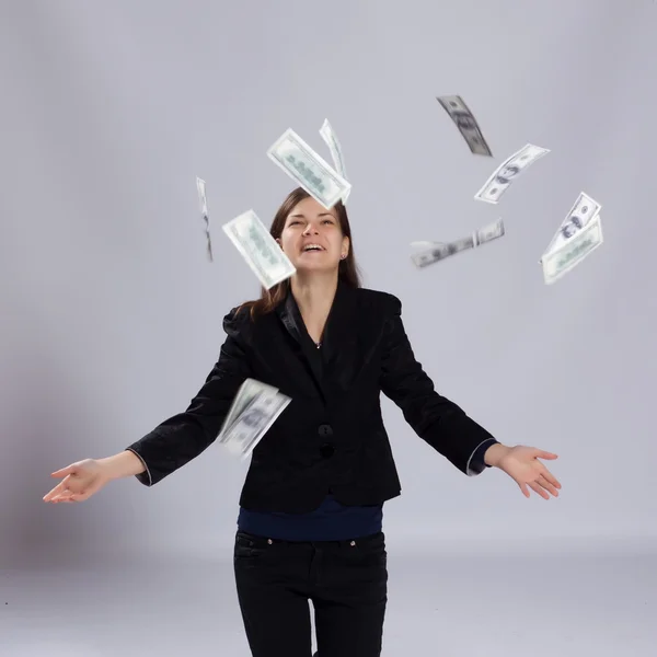 Ung långhåriga kvinna kasta pengar — Stockfoto