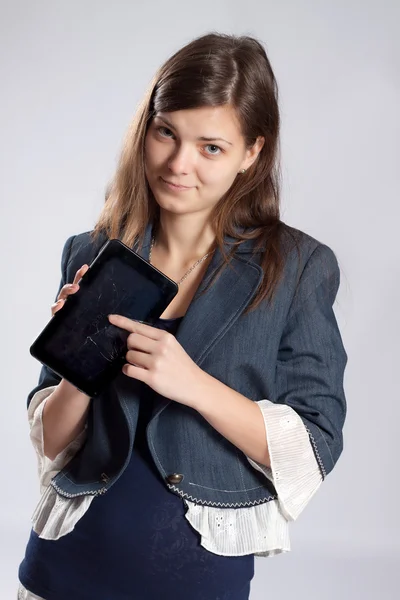 Jeune femme aux cheveux longs et comprimé — Photo