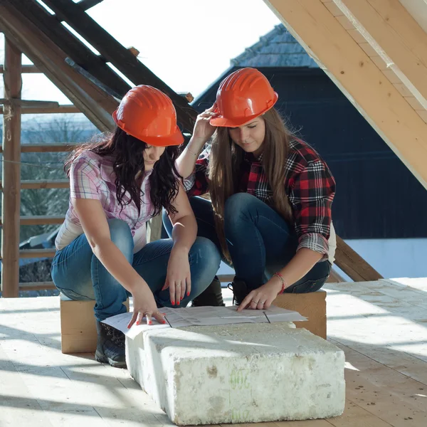 Dos jóvenes trabajadoras en el tejado — Foto de Stock