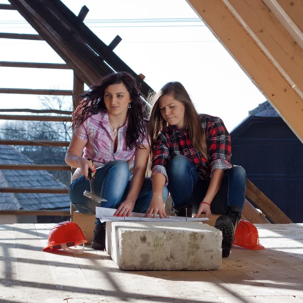 Dos jóvenes trabajadoras en el tejado — Foto de Stock