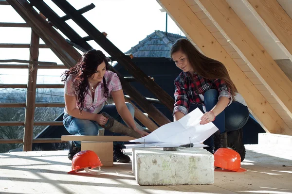 Two young woman repairing the roof of the house — Stock Photo, Image