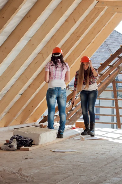 Two young woman repairing the roof of the house — Stock Photo, Image