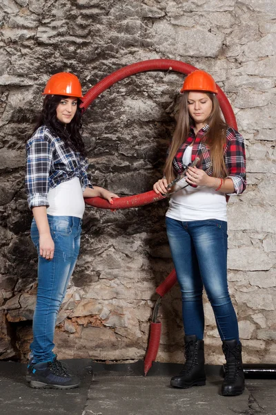 Dos jóvenes de pelo largo con cables — Foto de Stock