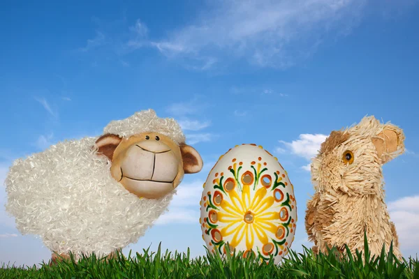 Pecora, uova di Pasqua e coniglio di paglia — Foto Stock