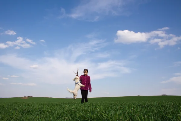 Fille et son chien — Photo