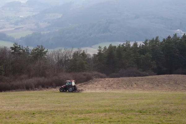 Tractor arando el campo —  Fotos de Stock