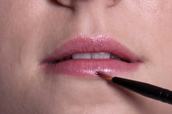 Kvinna målar läpparna — Stockfoto