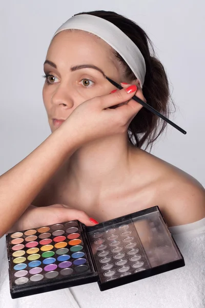Painting female eyebrows — Stock Photo, Image