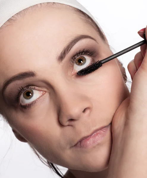 Painting of women eyelashes using mascara — Stock Photo, Image