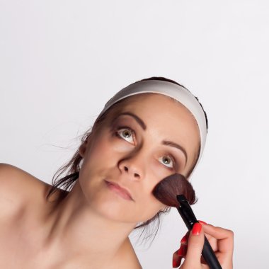 yüzüne makyaj uygulamak