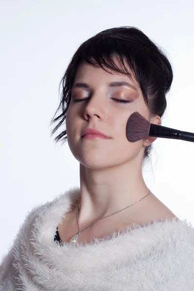 Toepassing van make-up op het gezicht — Stockfoto