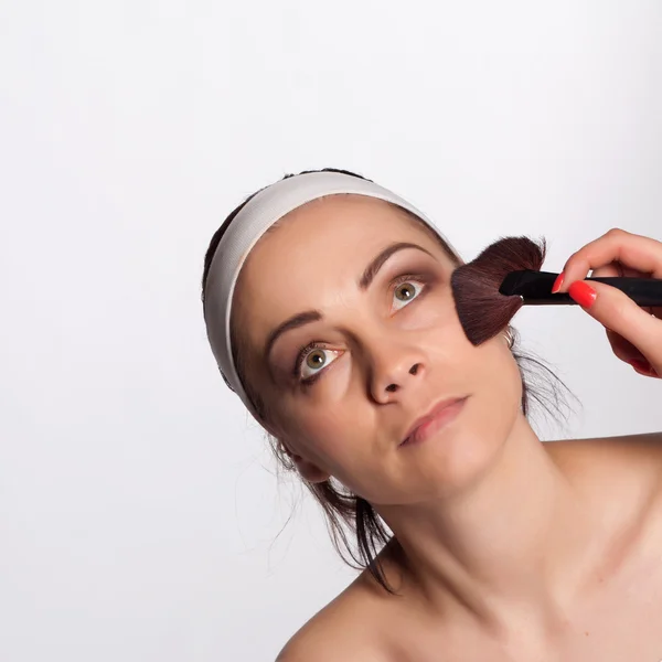 Aplicar maquillaje a la cara —  Fotos de Stock