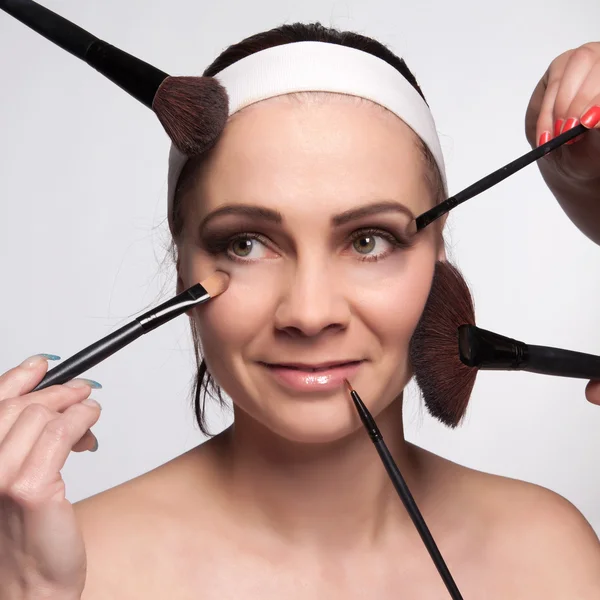 Tillämpa makeup i ansiktet — Stockfoto