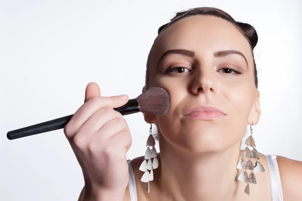 Použití make-up na obličej — Stock fotografie
