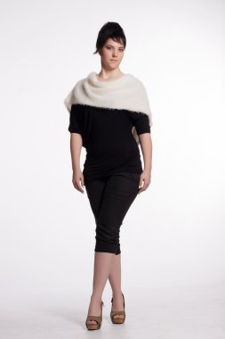 siyah beyaz kürk yakalı genç kadın