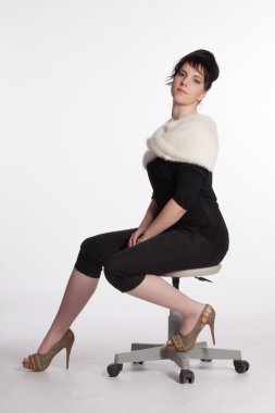 siyah beyaz kürk yakalı genç kadın