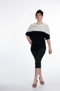 siyah beyaz kürk yakalı genç kadın