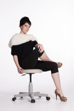 siyah beyaz kürk yakalı genç kadın