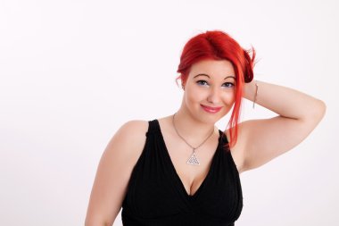 Kızıl saçlı dolgun kadın