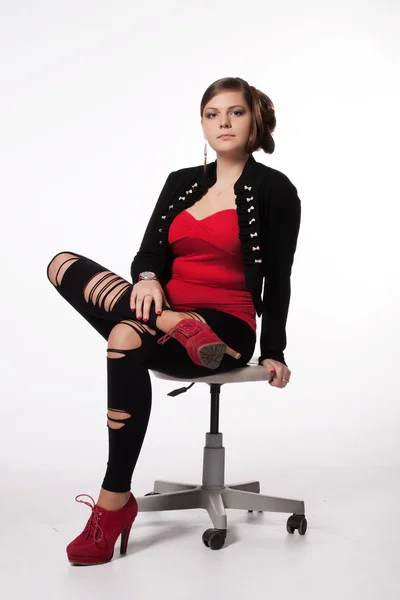 Young woman in red shirt, modern jacket, leggings with holes, re — Stock Photo, Image