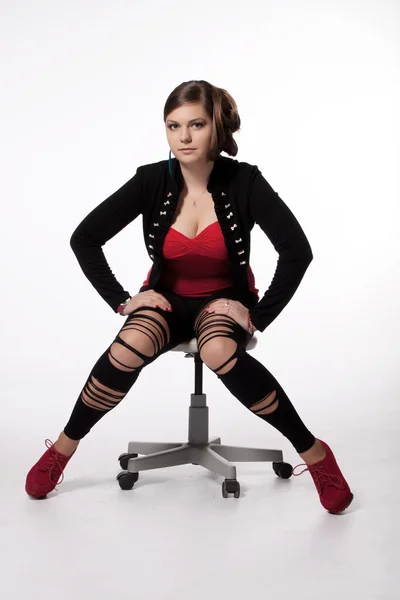 Jeune femme en chemise rouge, veste moderne, leggings avec trous, re — Photo