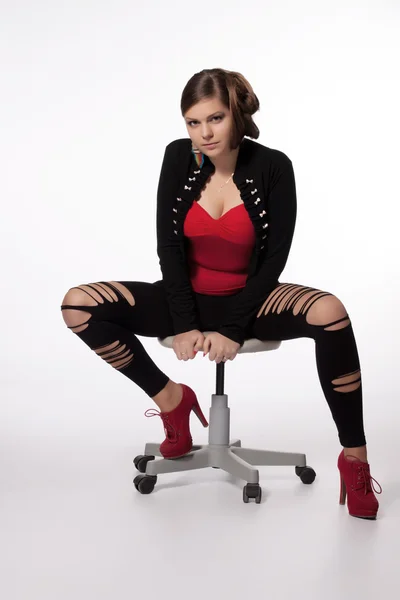 Jeune femme en chemise rouge, veste moderne, leggings avec trous, re — Photo
