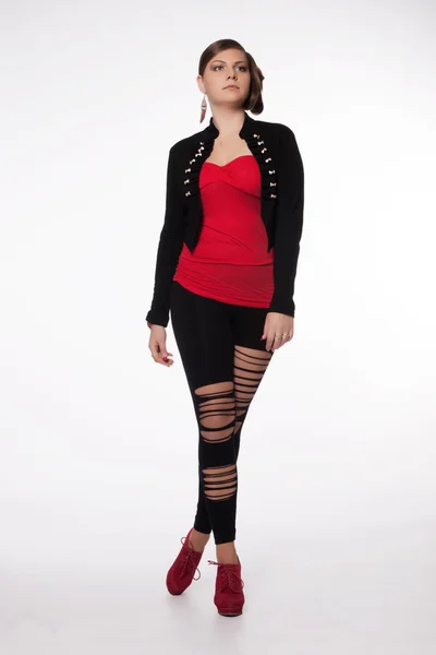 Jonge vrouw in rode shirt, moderne jacket, leggings met gaten, re — Stockfoto