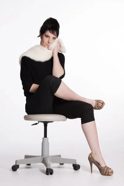 Junge Frau in schwarz mit weißem Pelzkragen — Stockfoto