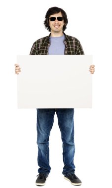 Casual adam işaret tutan güneş gözlüğü ile gülümseyen