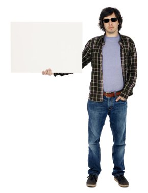 Casual adam işaret tutan güneş gözlüklü