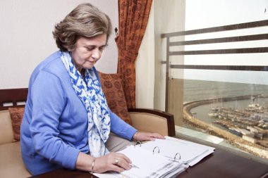 hakkında yazmak için üst düzey iş kadını