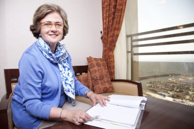 hakkında yazmak için üst düzey iş kadını