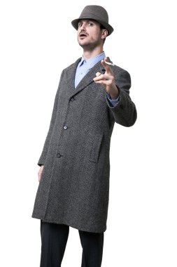 gri paltolu ve gözleri gölgelendirme gri bir şapka giymiş bir insan