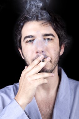 Yetişkin serseri bir esrar Sigara