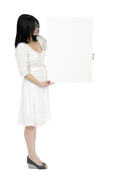 Kobieta lato sukienka trzyma znak — Zdjęcie stockowe