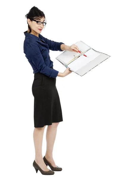 Femme d'affaires présentant le document — Photo