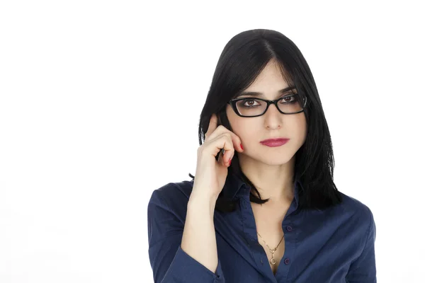 Mujer de negocios escuchando por teléfono — Foto de Stock