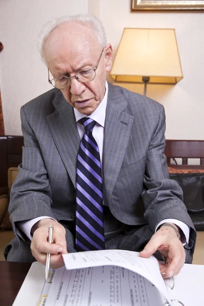 Uomo d'affari anziano esaminando i documenti — Foto Stock