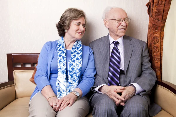 Cuplu în vârstă în căutarea departe — Fotografie, imagine de stoc