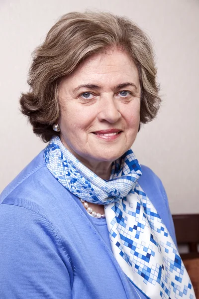 Senior gülümseyen kadın portresi
