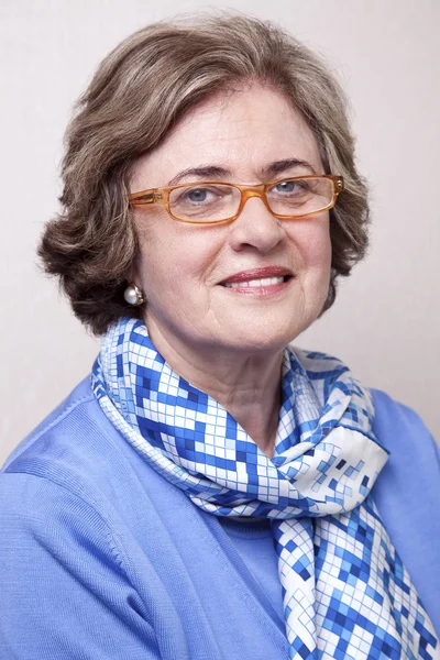 Senior gülümseyen kadın portresi