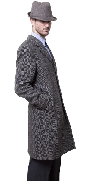 Ένα πρόσωπο που είναι ντυμένος με ένα γκρι παλτό και ένα γκρι καπέλο — Φωτογραφία Αρχείου