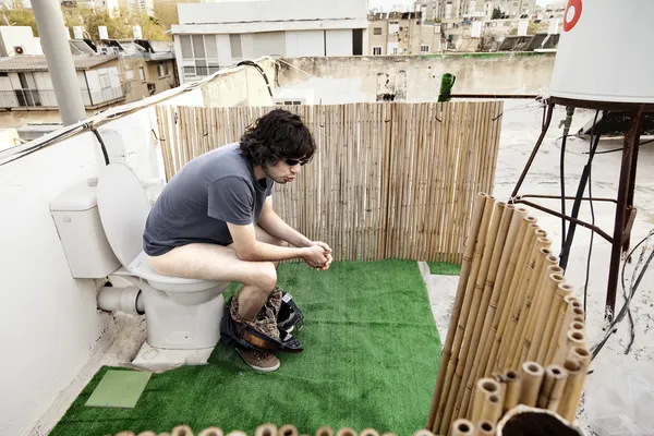 Utilisation des toilettes sur le toit — Photo