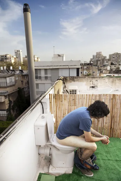 Utilisation des toilettes sur le toit — Photo