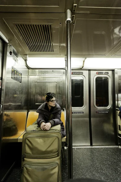 ニューヨークの地下鉄でスーツケースを持つ女性 — ストック写真